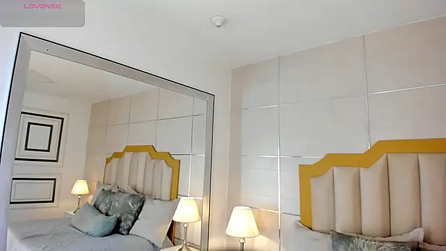 Snapshot of MaddieParker chatting on October 21, 7:25 pm MaddieParker online show from October 21, 7:25 pm