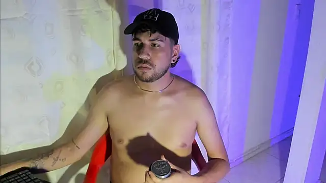 Snapshot of alehot223 chatting on December 16, 1:10 am alehot223 online show from December 16, 1:10 am