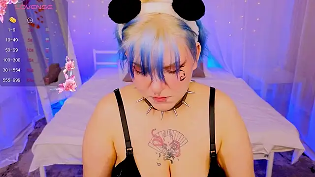 Snapshot of bluelunaray chatting on September 25, 1:53 am bluelunaray online show from September 25, 1:53 am