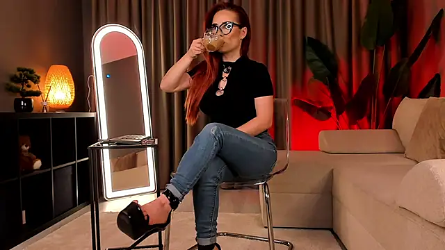 KimP0ssible online show from June 10, 4:50 pm