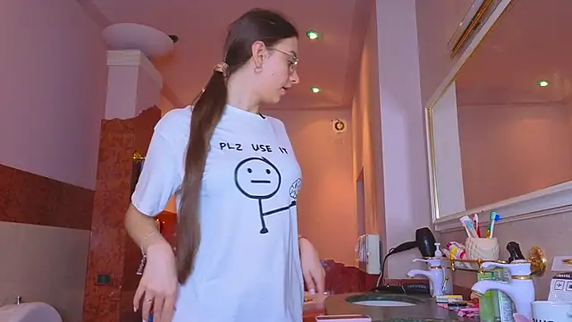 Real cutie1 online show from December 18, 1:50 pm