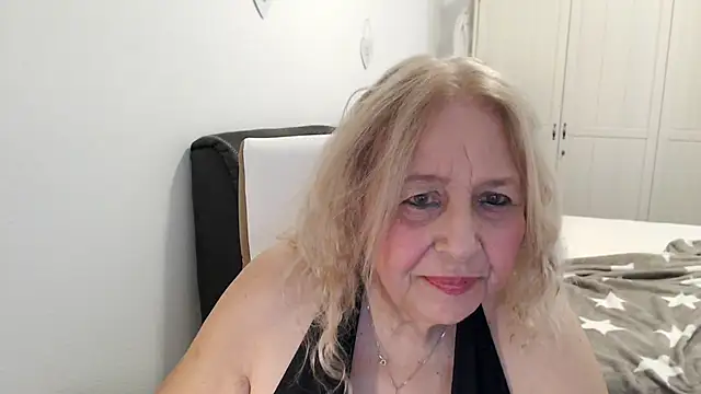 Snapshot of SusiLifeXXX chatting on June 18, 5:28 pm SusiLifeXXX online show from June 18, 5:28 pm