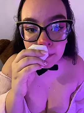 Snapshot of Emily_Taylor2 chatting on November 1, 4:36 am Emily Taylor2 online show from November 1, 4:36 am