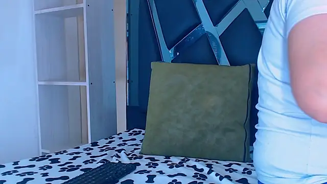 Snapshot of karla_sexy21 chatting on November 17, 4:18 am karla sexy21 online show from November 17, 4:18 am