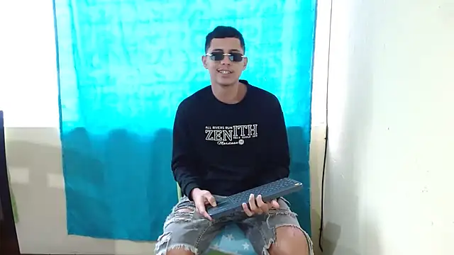 Snapshot of Lil_condor_bby1 chatting on November 16, 9:20 pm Lil condor bby1 online show from November 16, 9:20 pm