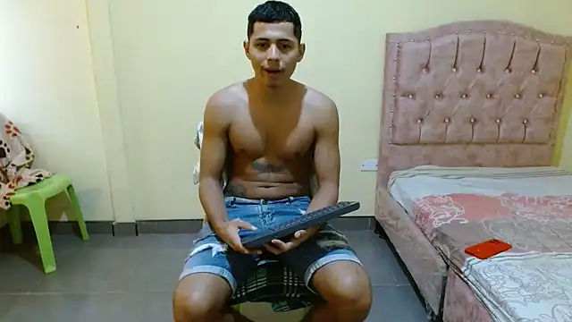 Snapshot of Lil_condor_bby1 chatting on November 18, 10:14 pm Lil condor bby1 online show from November 18, 10:14 pm