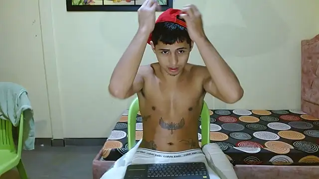 Snapshot of Lil_condor_bby1 chatting on November 29, 1:19 am Lil condor bby1 online show from November 29, 1:19 am