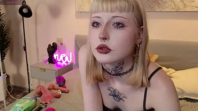 Snapshot of MilkMeSoftly chatting on June 21, 8:28 am MilkMeSoftly online show from June 21, 8:28 am