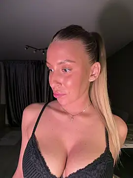 Elizebeth Parker online show from June 3, 10:15 pm