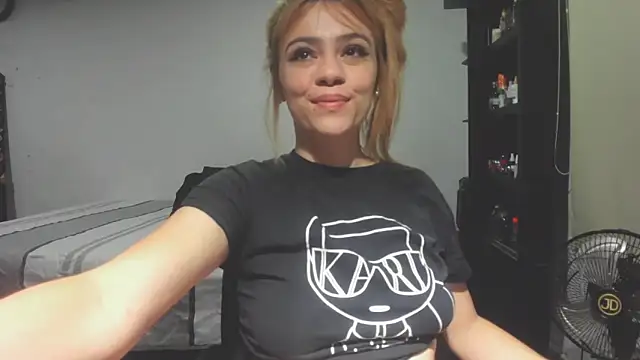 Snapshot of KATA_BLONDE chatting on October 10, 1:37 am KATA BLONDE online show from October 10, 1:37 am