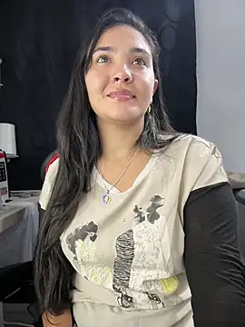 Snapshot of meli__brown chatting on June 18, 11:42 pm meli brown online show from June 18, 11:42 pm