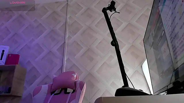 Snapshot of Clhoe_Johnson chatting on October 24, 12:23 pm Clhoe Johnson online show from October 24, 12:23 pm