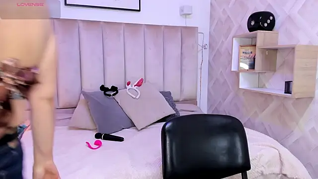 Snapshot of Clhoe_Johnson chatting on October 28, 12:09 pm Clhoe Johnson online show from October 28, 12:09 pm