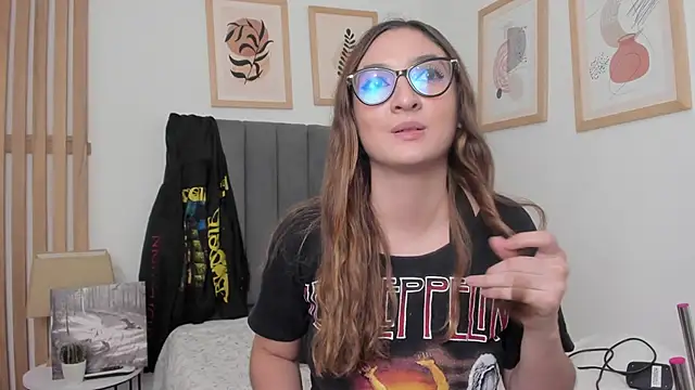 Snapshot of Alice_Dickinssonn chatting on December 14, 9:19 pm Alice Dickinssonn online show from December 14, 9:19 pm