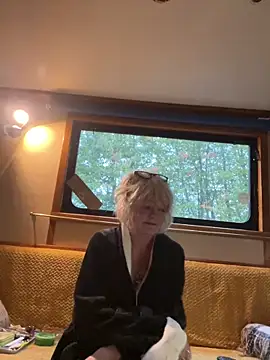 Snapshot of ladyboatlady chatting on October 9, 6:33 am ladyboatlady online show from October 9, 6:33 am