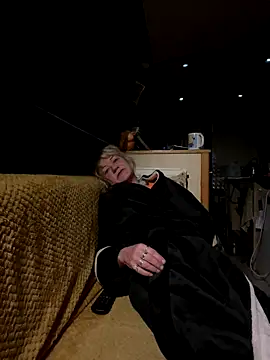 Snapshot of ladyboatlady chatting on November 4, 6:12 am ladyboatlady online show from November 4, 6:12 am