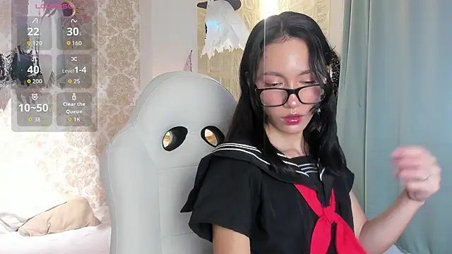 LilyThea online show from October 15, 8:53 pm