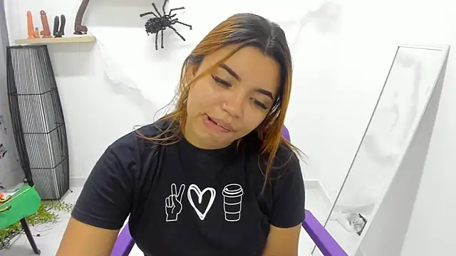 Snapshot of scarlett_enjoy1 chatting on October 26, 3:18 pm scarlett enjoy1 online show from October 26, 3:18 pm