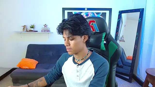 Snapshot of dreyk20 chatting on November 19, 2:06 pm dreyk20 online show from November 19, 2:06 pm