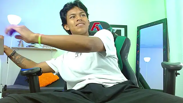 Snapshot of dreyk20 chatting on November 25, 1:55 pm dreyk20 online show from November 25, 1:55 pm