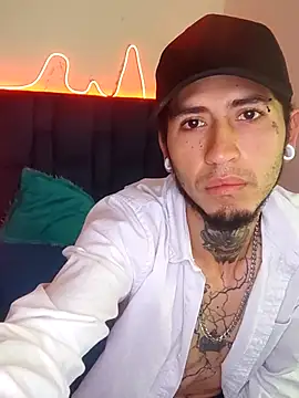 Snapshot of Tattoboy19cm chatting on September 12, 1:44 pm Tattoboy19cm online show from September 12, 1:44 pm