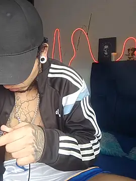 Snapshot of Tattoboy19cm chatting on October 18, 6:41 pm Tattoboy19cm online show from October 18, 6:41 pm