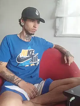 Snapshot of Tattoboy19cm chatting on November 24, 3:01 pm Tattoboy19cm online show from November 24, 3:01 pm