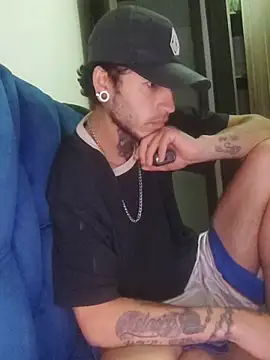 Snapshot of Tattoboy19cm chatting on November 29, 3:09 am Tattoboy19cm online show from November 29, 3:09 am