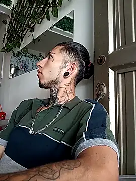 Snapshot of Tattoboy19cm chatting on May 2, 3:28 pm Tattoboy19cm online show from May 2, 3:28 pm