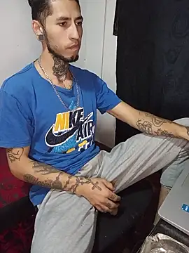 Snapshot of Tattoboy19cm chatting on May 17, 3:15 am Tattoboy19cm online show from May 17, 3:15 am