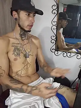 Snapshot of Tattoboy19cm chatting on May 19, 10:38 pm Tattoboy19cm online show from May 19, 10:38 pm
