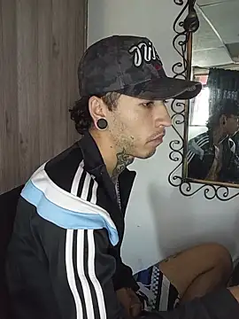 Snapshot of Tattoboy19cm chatting on May 28, 7:55 pm Tattoboy19cm online show from May 28, 7:55 pm
