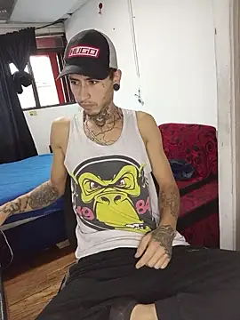 Snapshot of Tattoboy19cm chatting on May 30, 10:40 pm Tattoboy19cm online show from May 30, 10:40 pm