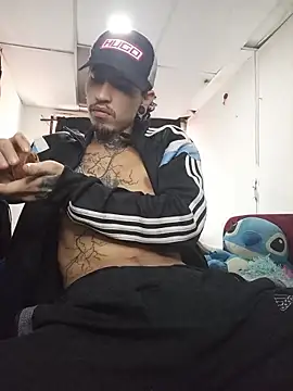 Snapshot of Tattoboy19cm chatting on June 10, 8:41 pm Tattoboy19cm online show from June 10, 8:41 pm