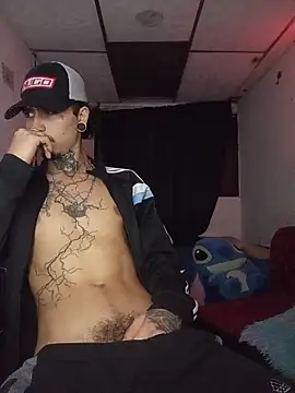 Snapshot of Tattoboy19cm chatting on June 11, 12:32 am Tattoboy19cm online show from June 11, 12:32 am