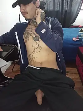 Snapshot of Tattoboy19cm chatting on June 11, 4:38 pm Tattoboy19cm online show from June 11, 4:38 pm