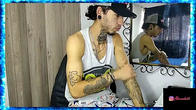 Snapshot of Tattoboy19cm chatting on June 19, 7:28 pm Tattoboy19cm online show from June 19, 7:28 pm