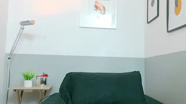 cutepetitee online show from October 11, 7:56 pm