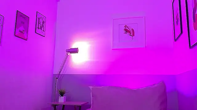 cutepetitee online show from April 29, 7:31 pm