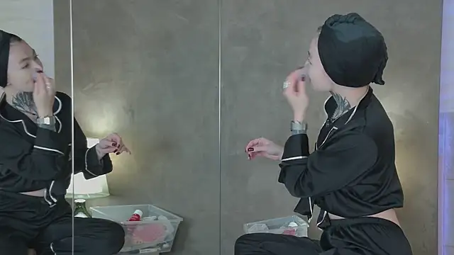 Snapshot of AriWild chatting on December 1, 4:50 am AriWild online show from December 1, 4:50 am