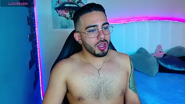 Snapshot of adamhairy chatting on July 11, 6:43 pm adamhairy online show from July 11, 6:43 pm