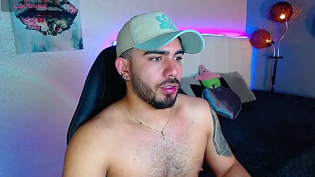 Snapshot of adamhairy chatting on July 18, 8:23 pm adamhairy online show from July 18, 8:23 pm