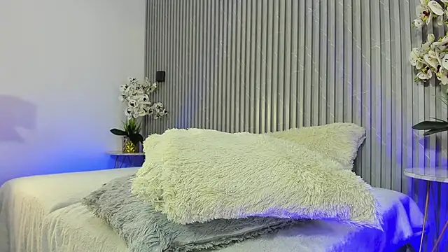 SOPHICOLLINS online show from September 25, 7:06 pm