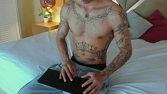 Snapshot of Enzo_Hunter chatting on May 18, 4:07 am Enzo Hunter online show from May 18, 4:07 am