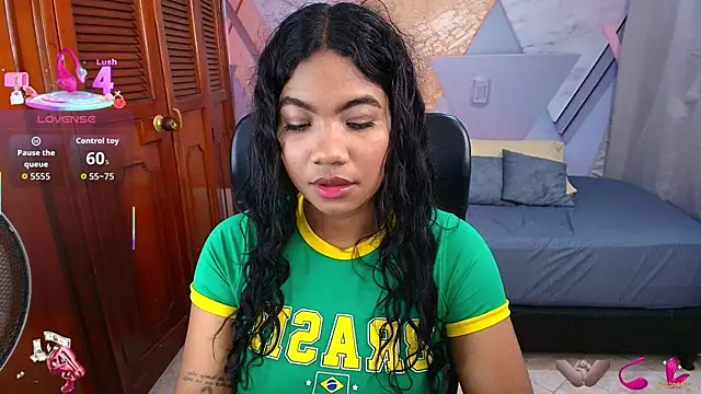 Snapshot of sharlottxl chatting on December 14, 1:33 am sharlottxl online show from December 14, 1:33 am