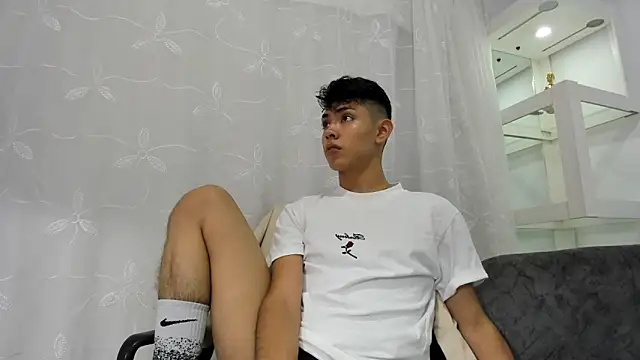 Snapshot of LoganTwink18 chatting on September 12, 12:44 am LoganTwink18 online show from September 12, 12:44 am