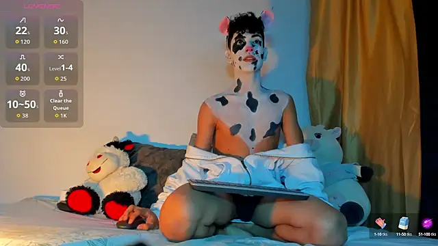 Snapshot of LoganTwink18 chatting on October 9, 10:19 pm LoganTwink18 online show from October 9, 10:19 pm