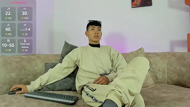 Snapshot of LoganTwink18 chatting on November 13, 12:48 pm LoganTwink18 online show from November 13, 12:48 pm