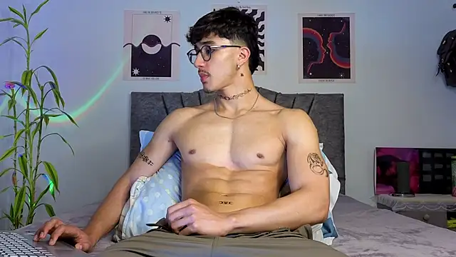 Snapshot of LatinReall chatting on November 4, 12:43 am LatinReall online show from November 4, 12:43 am