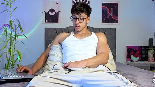 Snapshot of LatinReall chatting on November 10, 11:37 pm LatinReall online show from November 10, 11:37 pm